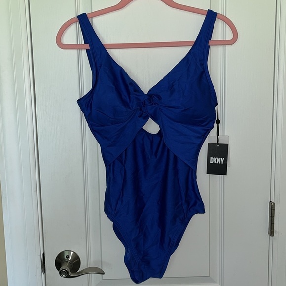 🆕 DKNY Peekaboo Twist-Detail Low-Back One-Piece Swimsuit Lapis Blue Size 8 - Picture 2 of 8